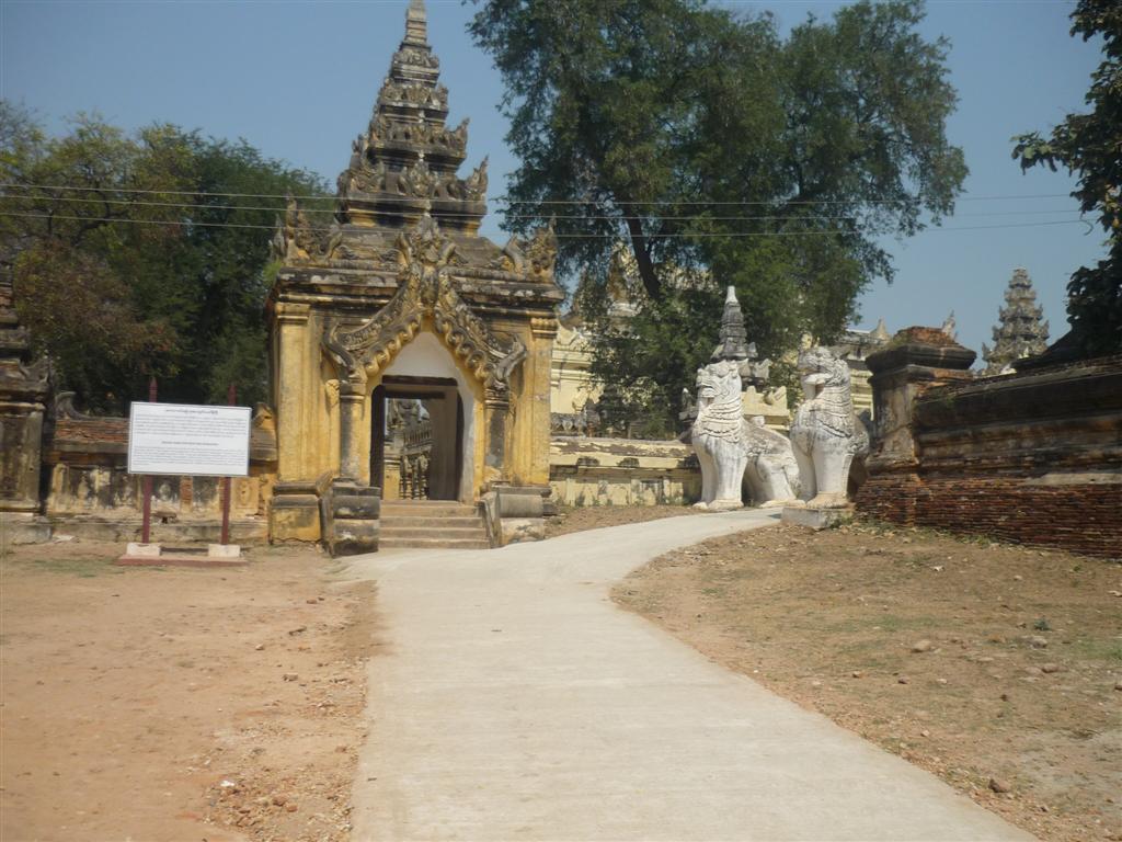 arriving at Maha Aungmye Bozan monastery